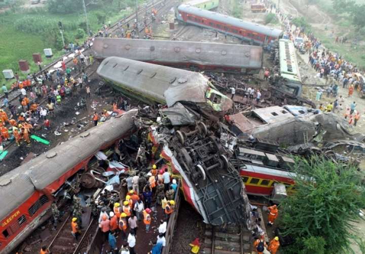 288 muertos en un accidente de trenes en India; hay 900 heridos
