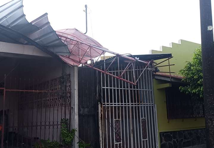 Voladuras de techo y caída de antena sobre vivienda en Panamá Oeste.