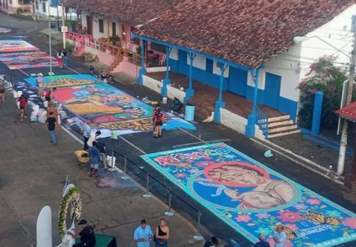 Desde la noche del miércoles, artistas locales y alfombristas internacionales se tomaron los alrededores del parque Simón Bolívar, preparando las alfombras.