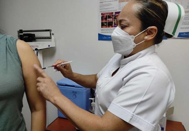 Para apaciguar los síntomas de la influenza, las autoridades de Salud recomiendan vacunarse.