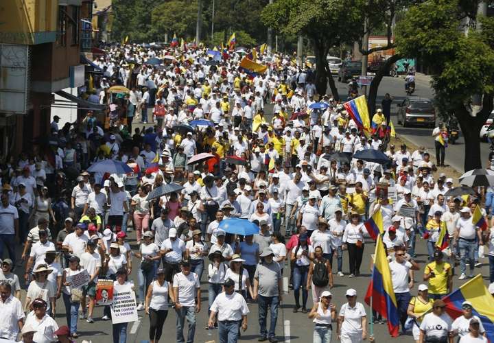 Colombianos protestan contra Gustavo Petro y exigen que se largue 