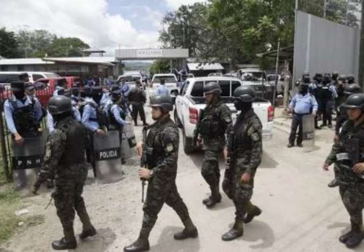 41 reclusas mueren tras reyerta y fuego en cárcel hondureña