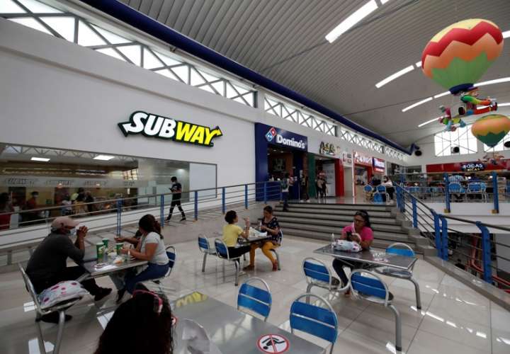 Registró de varias personas en el área de restaurantes del centro comercial de Albrook Mall, en Ciudad de Panamá. EFE