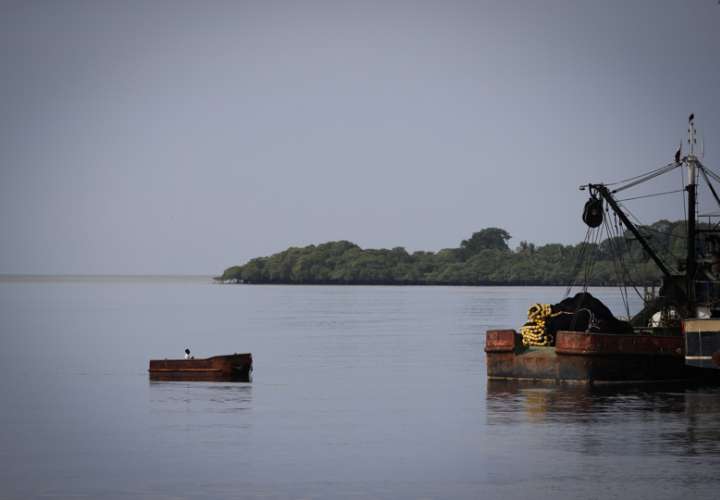 Fotografía de un barco pesquero artesanal en las costas de Puerto Caimito. EFE
