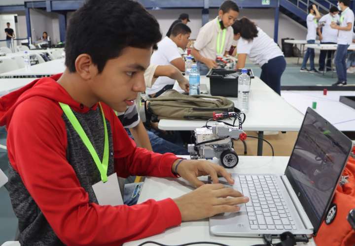 Estudiantes demuestran su ingenio por la robótica en Veraguas