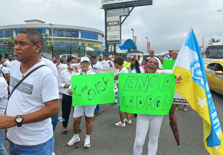 Coloneses marcha contra Ensa y piden rebaja de tarifa eléctrica