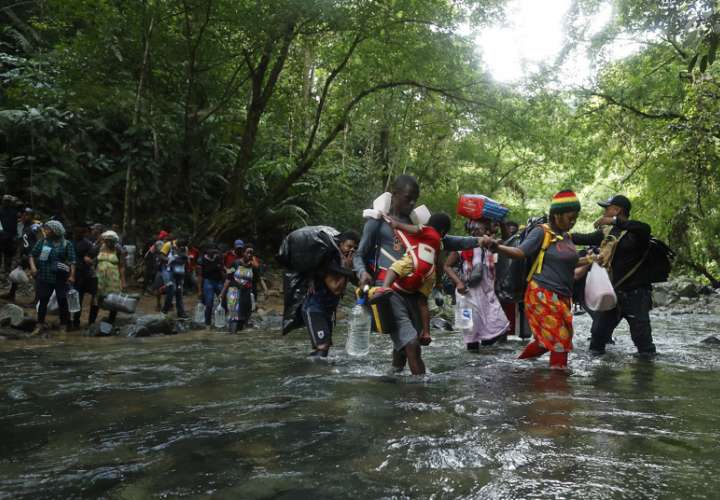 Imagen muestra migrantes haitianos en su viaje hacia Panamá por el Tapón del Darién, en Acandí, Chocó (Colombia). EFE