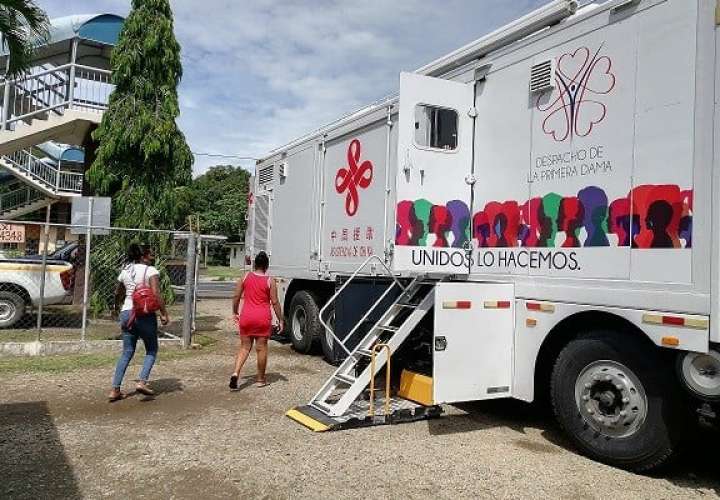 La clínica móvil está instalada sobre un vehículo que cuenta con equipos de alta tecnología, que es llevado a todas las regiones del país.