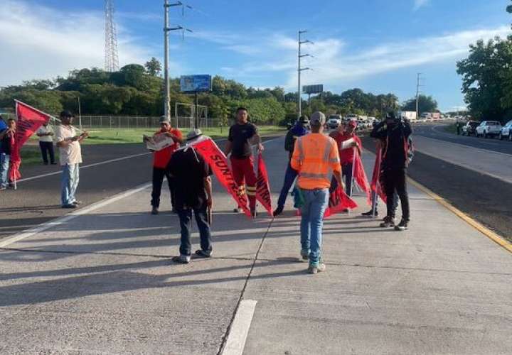 Obreros de Suntracs bloquean vía y exigen pago de salarios atrasados