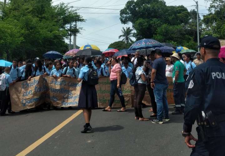 Estudiantes graduandos lideran protesta por demora en obra escolar