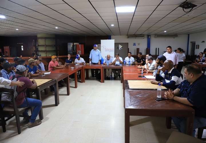 Reunión entre representantes del Ejecutivo y dirigentes de precaristas que mantenían cierre de calles  en Changuinola.