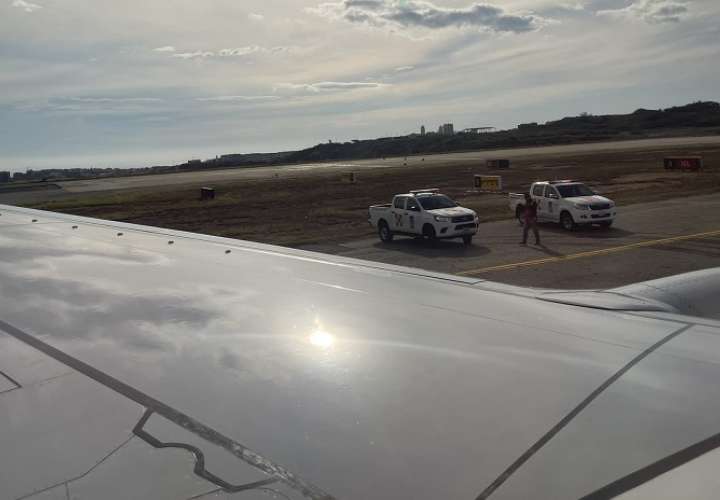 Avión de Copa queda atascado en una zanja en aeropuerto de Venezuela