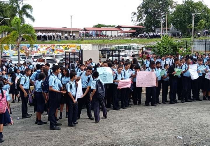 Dos colegios de La Chorrera se tomaron las calles en buscas de respuestas por parte del Meduca.