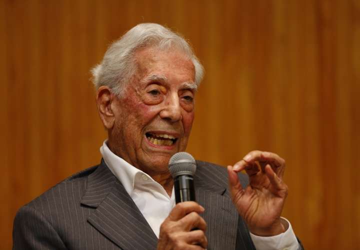 Vargas Llosa recibe alta médica y "ya está recuperado" del covid19