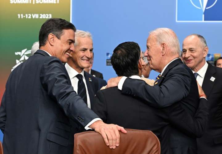  El presidente del Gobierno, Pedro Sánchez, el primer ministro noruego, Jonas Gahr, Store, el primer ministro británico Rishi Sunak, y el presidente estadounidense, Joe Biden, durante la cumbre de la OTAN, este miércoles en Vilna. EFE