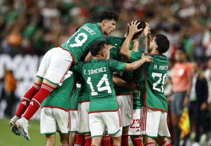 Los mexicanos festejan uno de sus goles. /EFE