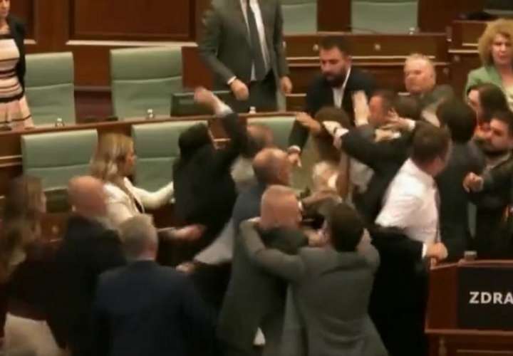 El Parlamento de Kosovo vivió este jueves una pelea entre diputados de la oposición y varios ministros del Gobierno, incluyendo el primer ministro, Albin Kurti.