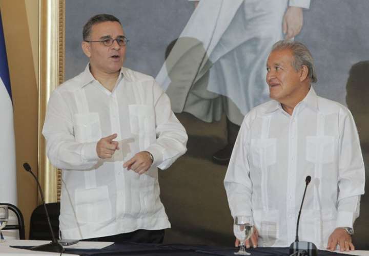 Los expresidentes de El Salvador Mauricio Funes (i) y Salvador Sánchez Cerén (d), en una fotografía de archivo. EFE