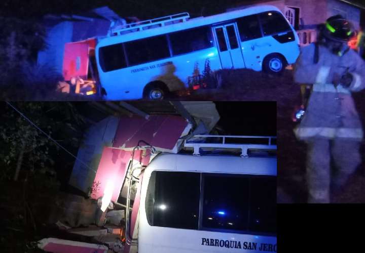 Accidente en La Cabima: Bus cae sobre residencia, sin heridos