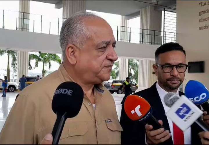 Luis Eduardo Camacho, secretario general, ofrece detalles a los medios comunicación sobre denuncia contra 