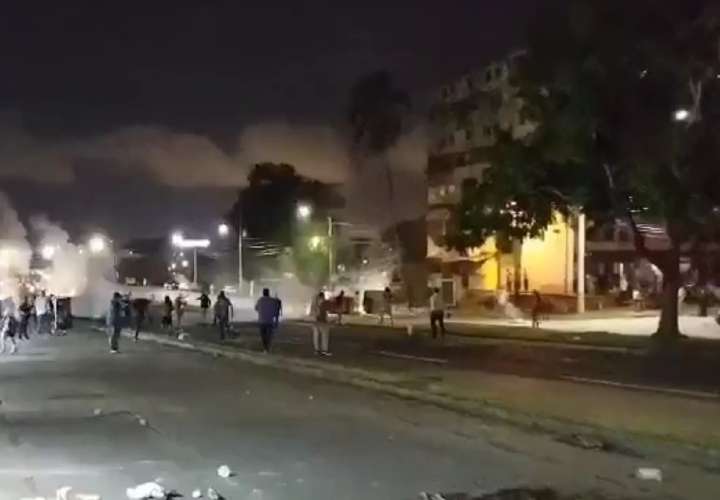 Choques nocturnos en la U entre manifestantes y policías