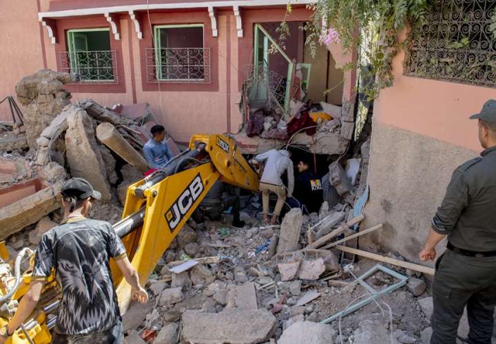  Varias personas tratan de retirar los escombros en un edificio dañado en Marrakesh. EFE/EPA/Jalal Morchidi.