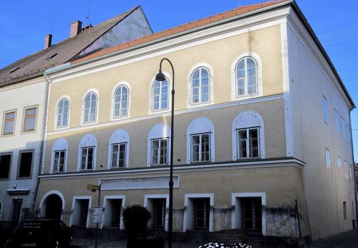 Imagen de archivo que muestra la casa en la que nació el dictador nazi Adolf Hitler, en Braunau am Inn, Austria. EFE