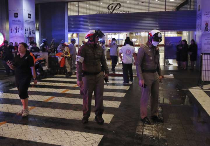Pelao' entra un mall  en Bangkok armado y mata a tres personas 