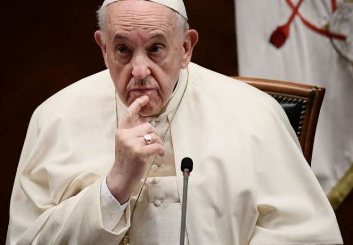 Papa sugiere que matrimonio homosexual podría ser bendecido