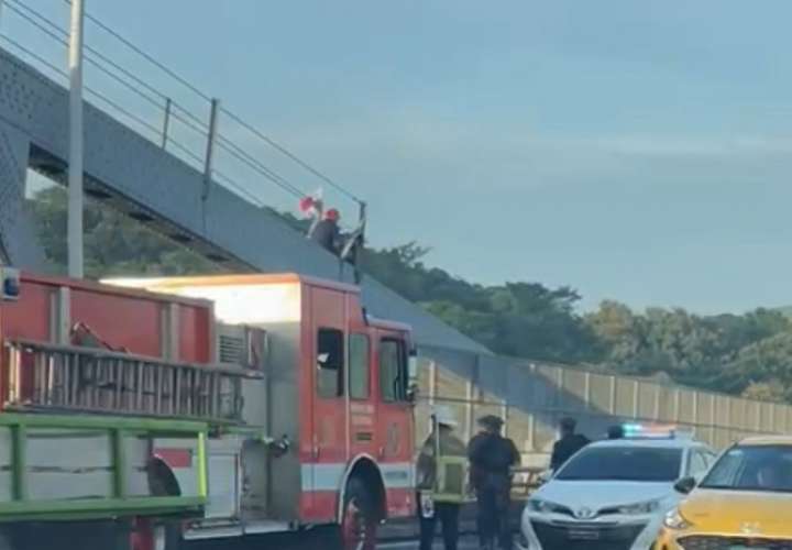 Exoficial se sube al puente de Las Américas e intenta lanzarse