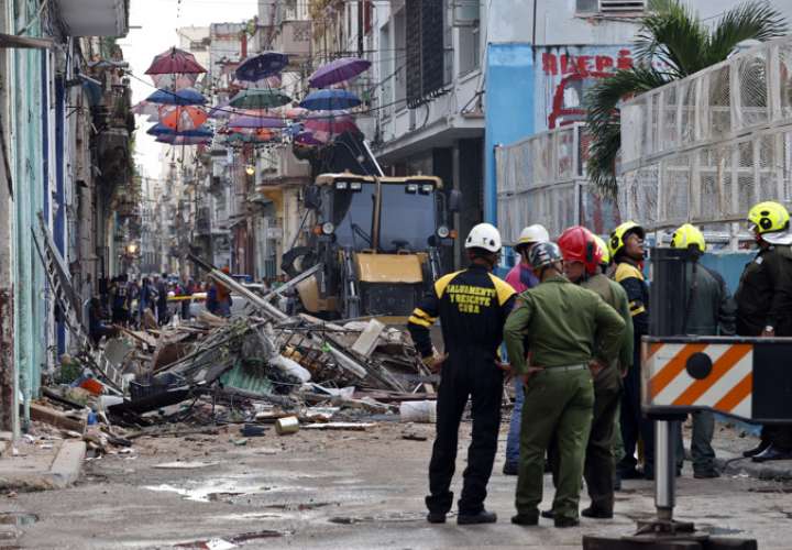 Tres muertos tras derrumbe de edificio de viviendas en La Habana