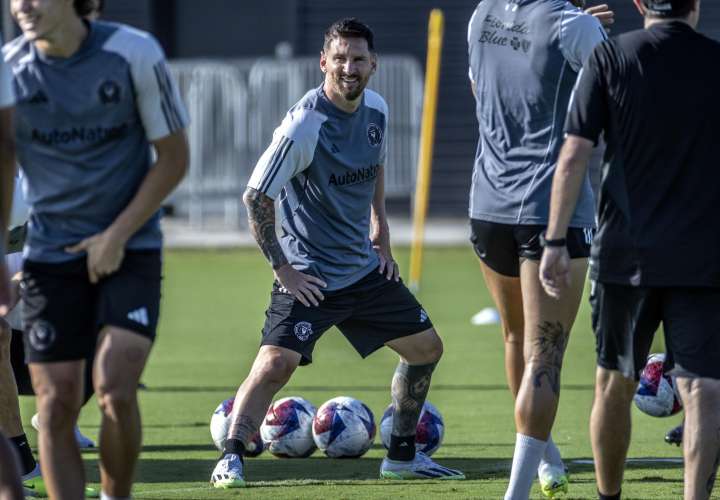 Messi (c) asiste a una sesión de entrenamiento del Inter Miami CF. /Foto: EFE