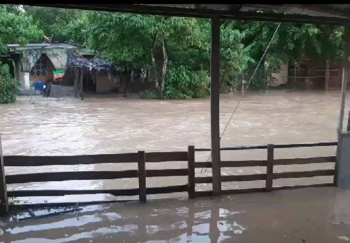 El río Tonosí toma fuerza con las lluvias.