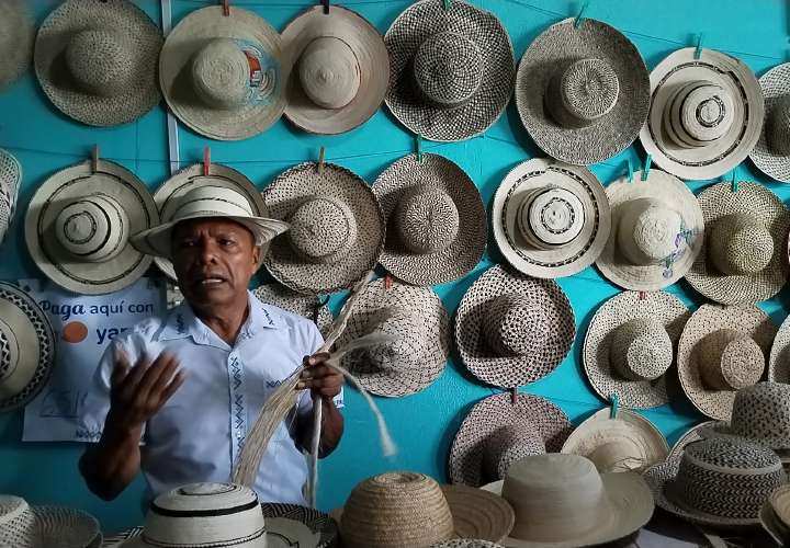 El artesano trabaja en 'conservar la esencia del sombrero’