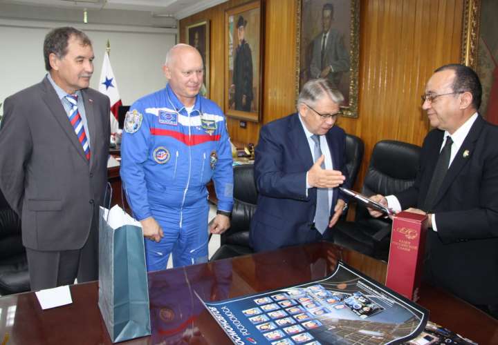Cosmonauta ruso Oleg Artemiev visita la Universidad de Panamá