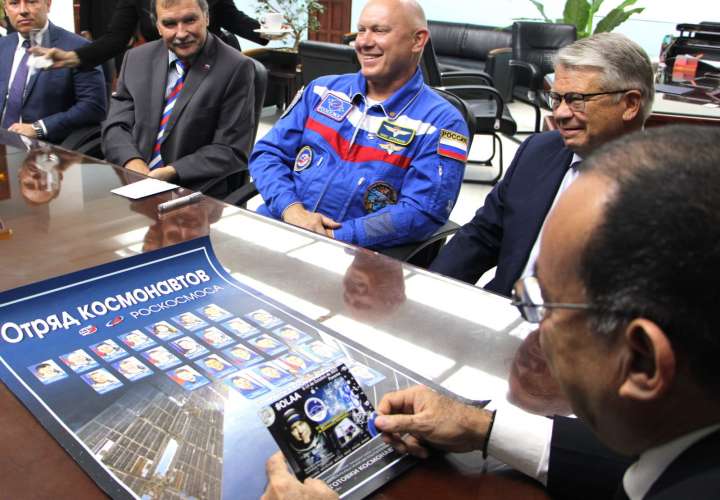 Cosmonauta ruso Oleg Artemiev visita la Universidad de Panamá
