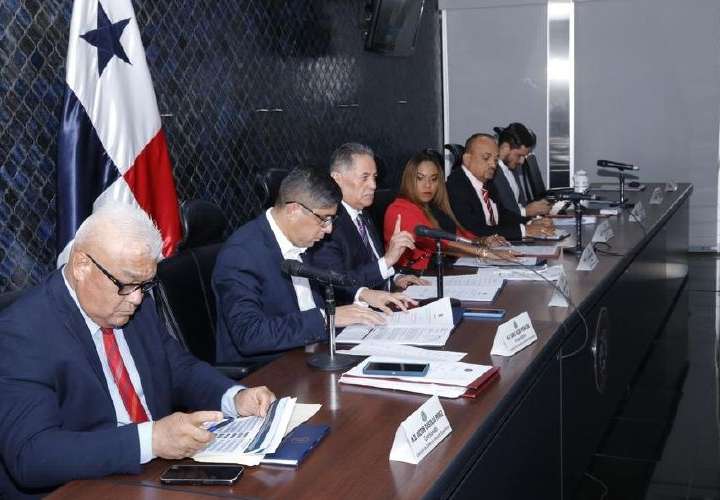 A segundo debate contrato con Minera Panamá