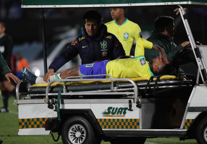Neymar de Brasil sale lesionado. Foto: EFE