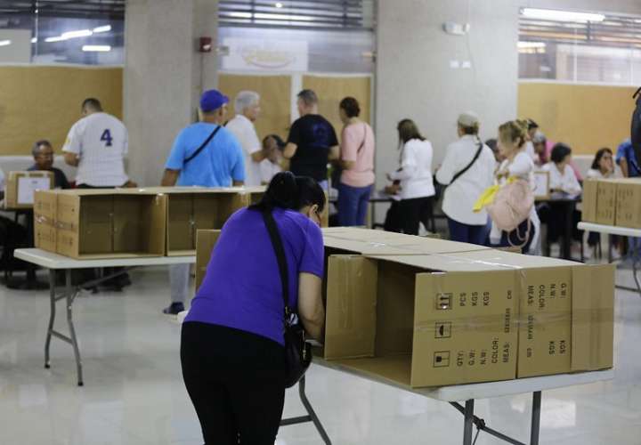 Venezolanos residentes en Panamá votan en las elecciones primarias, hoy. EFE