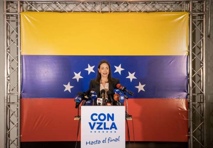 La exdiputada María Corina Machado, ofrece declaraciones a periodistas ayer, en Caracas (Venezuela). EFE