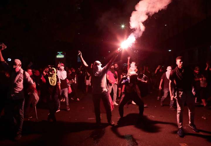 "Vendieron nuestro futuro", gritan jóvenes 