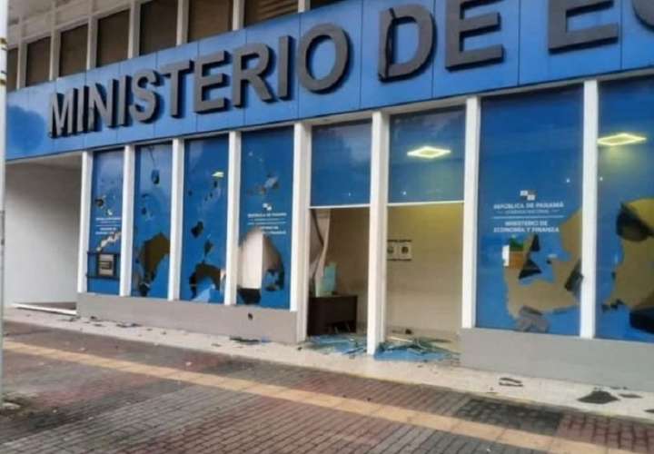 Las oficinas del MEF, ubicadas en Vía España fueron vandalizadas.