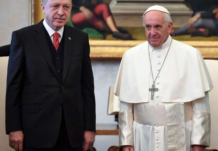Foto de archivo del papa Francisco (d) y del presidente turco, Recep Tayyip Erdogan (i) en el Vaticano. EFE