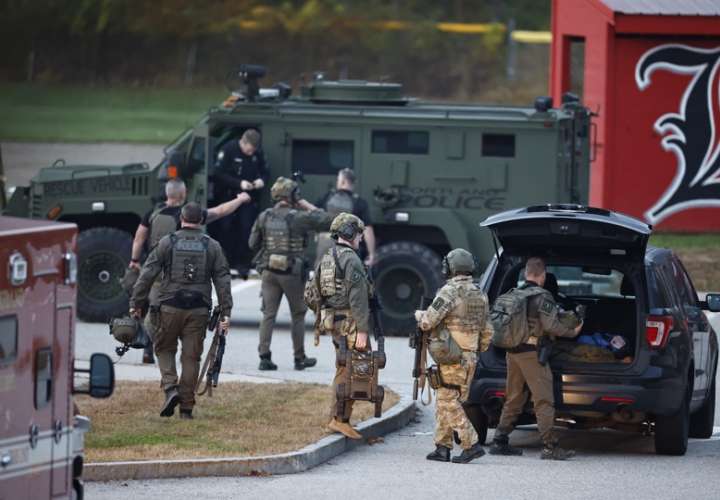 Fuerzas de seguridad buscan al sospechoso de un masivo tiroteo en Lisbon, Maine, este 26 de octubre de 2023. EFE