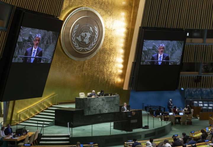 El embajador de Arabia Saudí en la ONU, Abdulaziz Al-Wasil, habla ante la Asamblea General de Naciones Unidas, este 27 de octubre de 2023, en Nueva York. EFE
