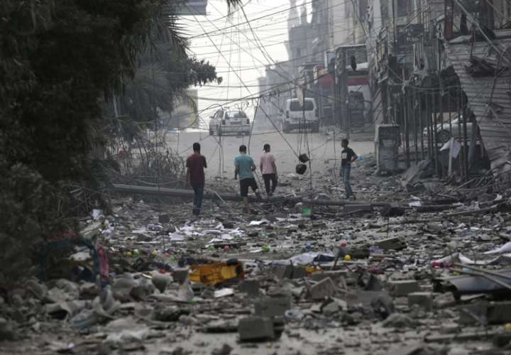 Imagen de la ciudad de Gaza afectada por los bombardeos israelíes. EFE