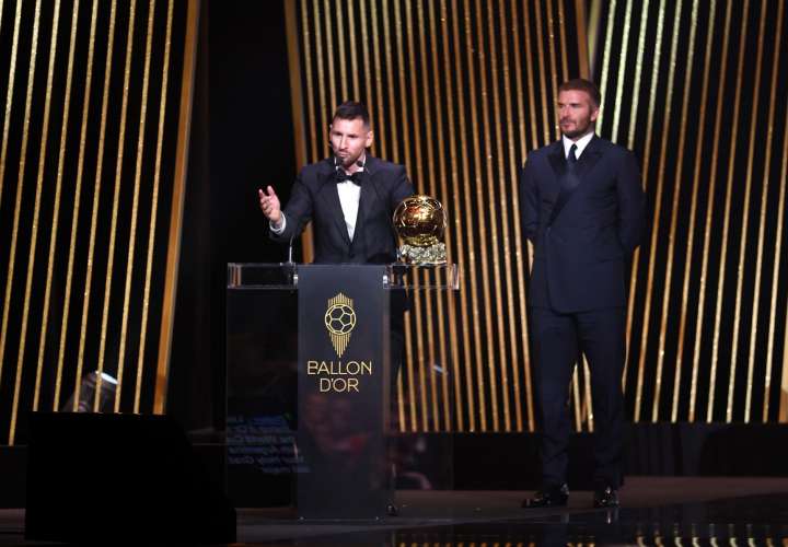 Messi recibe el Balón de Oro de manos del exjugador David Beckham EFE