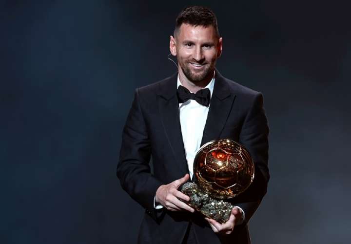 Lionel Messi con el trofeo del premio. Foto: EFE