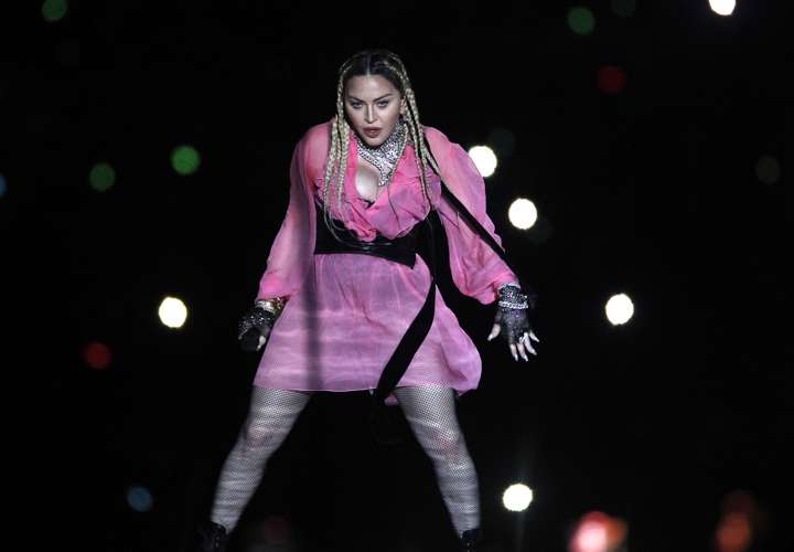 Madonna celebra 40 años en Barcelona y ondea bandera LGBT