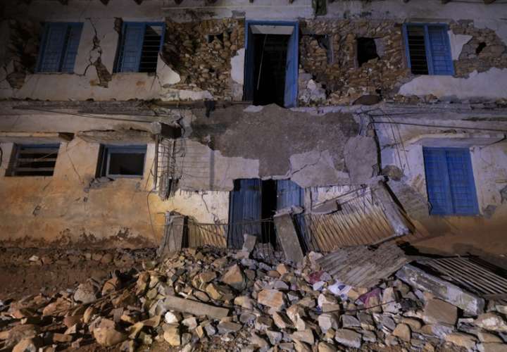 Un edificio escolar dañado por el terremoto que azotó Khalanga, con epicentro en el distrito de Jajarkot de Nepal. EFE